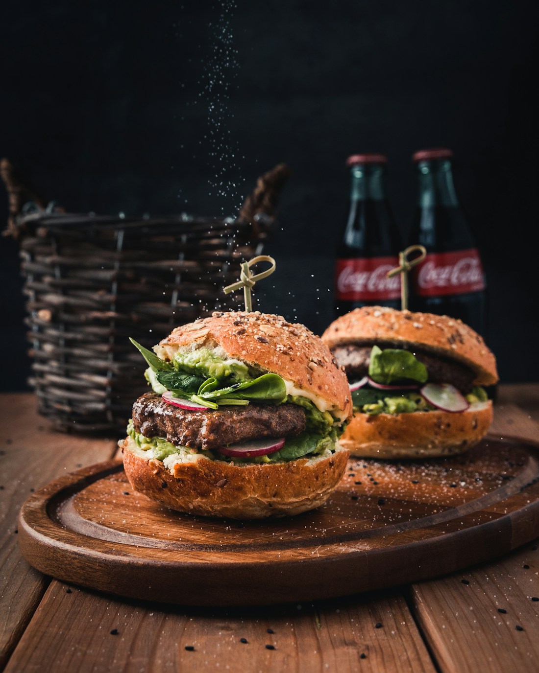 Burger tươi ngon chuẩn bị tại CRAVO